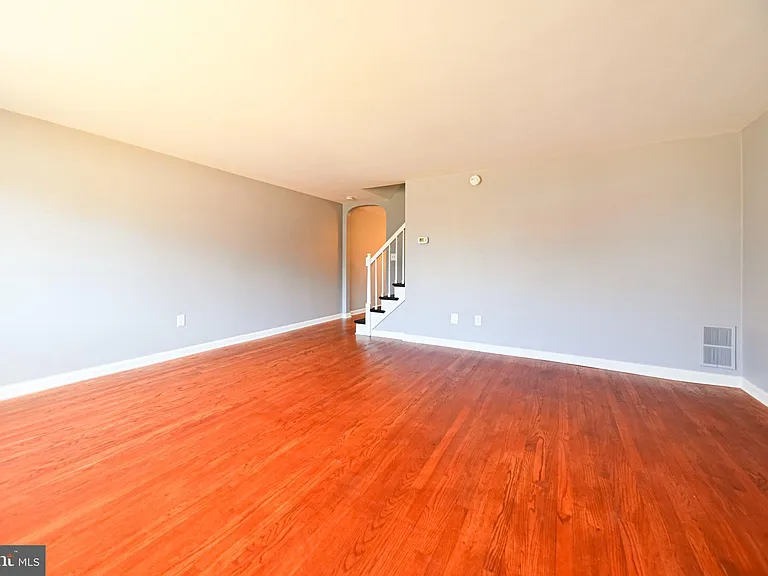 1130 Linden Ave — Photo 2