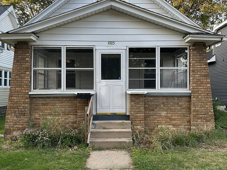 1005 Veto St NW — Photo 1