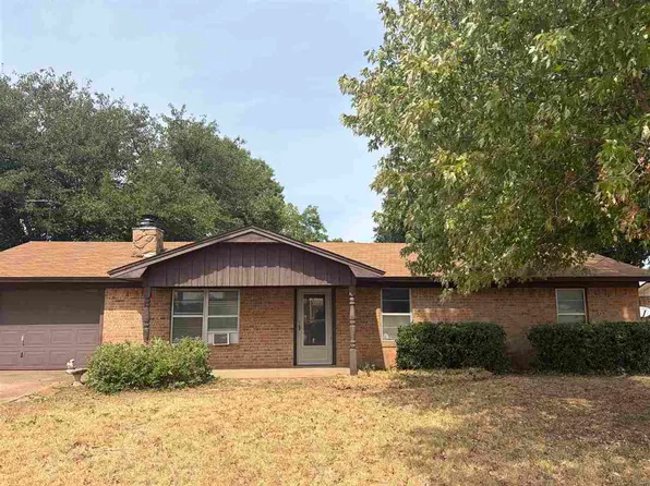 1104 Hillcrest Dr, Waurika, OK 73573