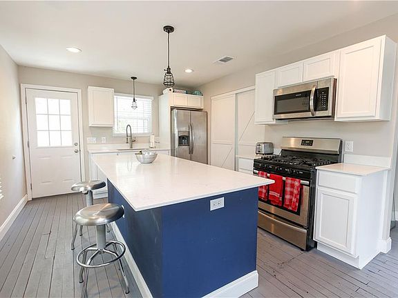 4th image of 1005 Broadway St