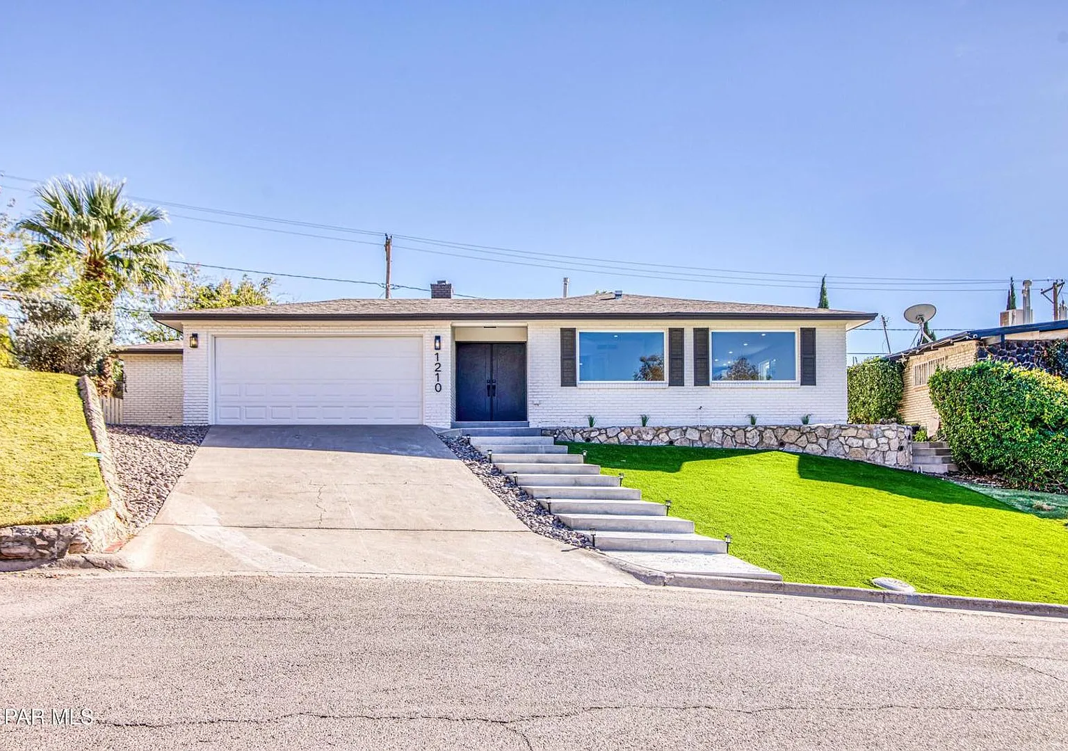 Beautiful remodel 3 bed-2 baths plus extra office space home in Kern Place — Photo 1