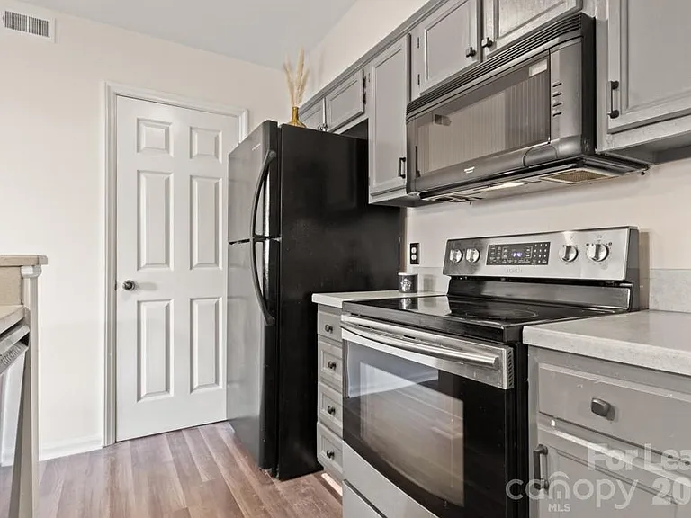 212 W 10th St #4 — Photo 8