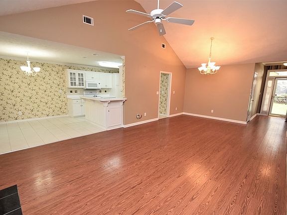 3rd image of 285 Southbank Dr
