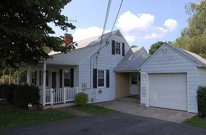3 bed, 1.5 bath, 1420 sqft, $2,400 — Photo 2