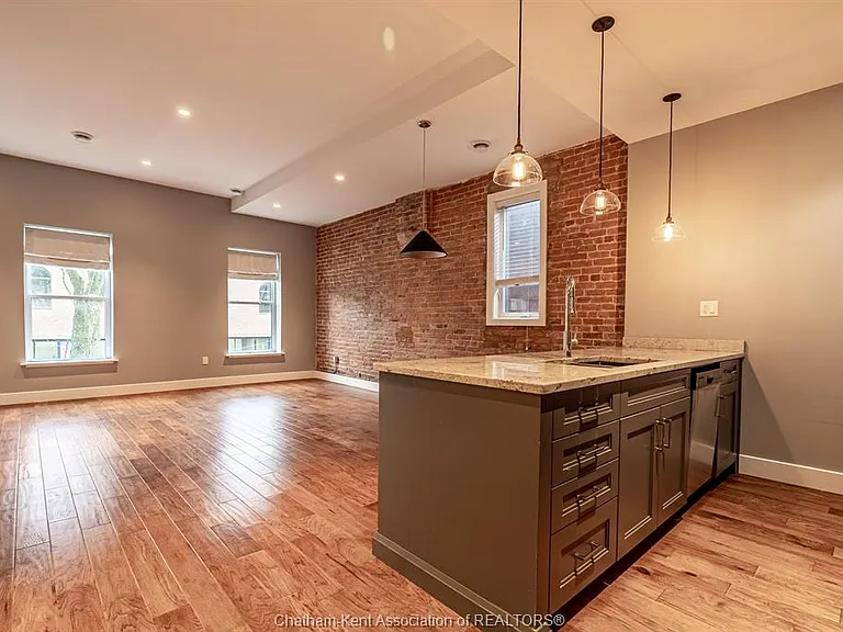 69 King St W #202 — Photo 7
