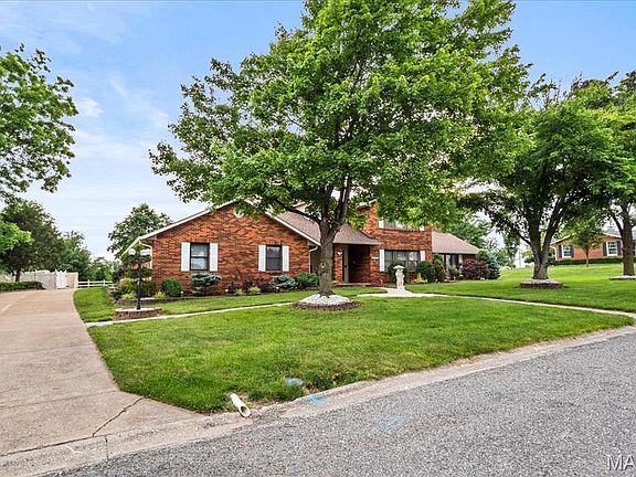 3rd image of 221 Tower Hill Dr