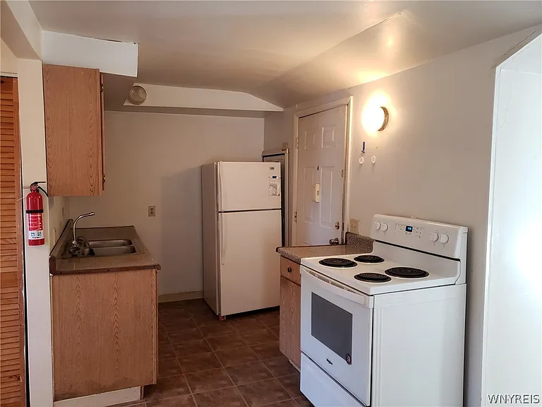 109 W Bank St #A — Photo 2