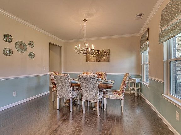 4th image of 1301 Oak Dr