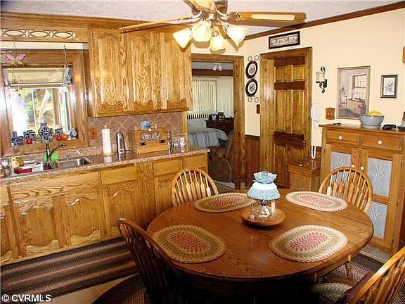 Beauatiful Eat-In Kitchen