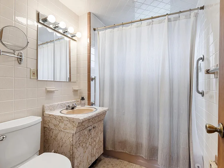 131 Yale St #1 — Photo 4