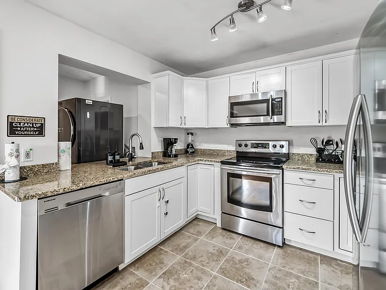 Fully stoked kitchen with all major appliances!
