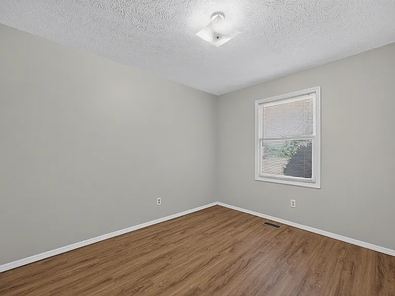 1339 S Hickory Grove Ln — Photo 8