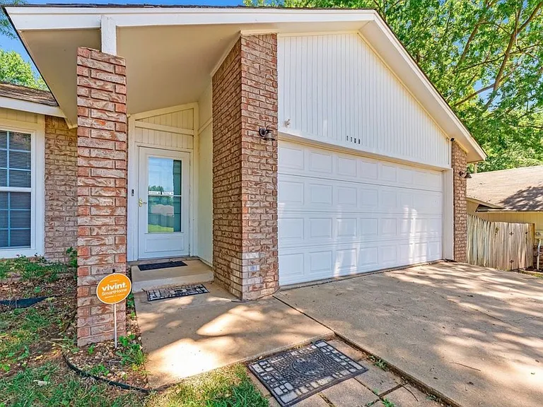 1108 W Fredericksburg St — Photo 4