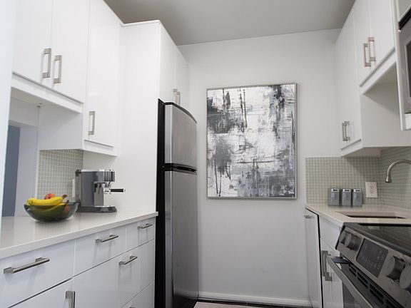 3rd image of 265 College St #4334149