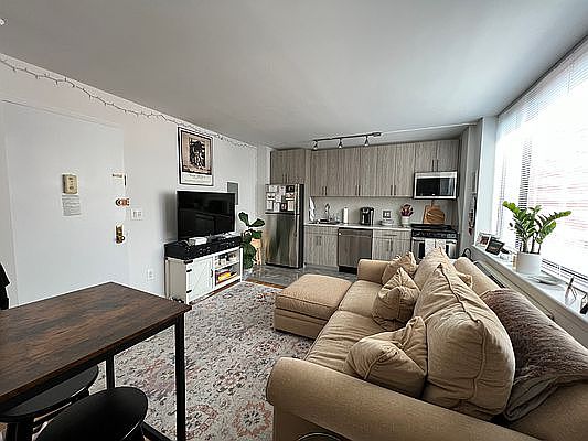 4th image of 121 Reade St #H
