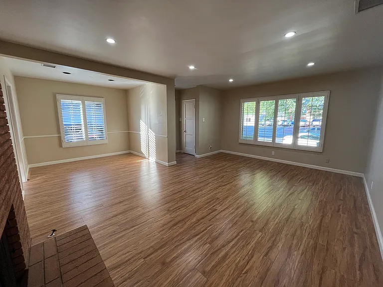 13836 Cohasset St — Photo 2