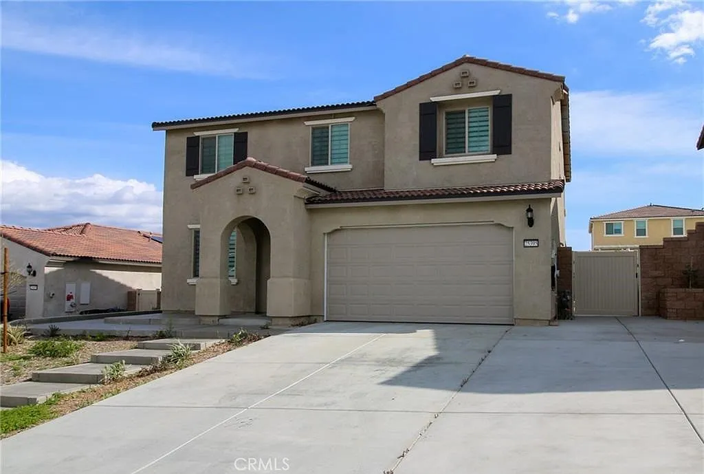 5 bed, 2.5 bath, 2600 sqft, $3,495 — Photo 2
