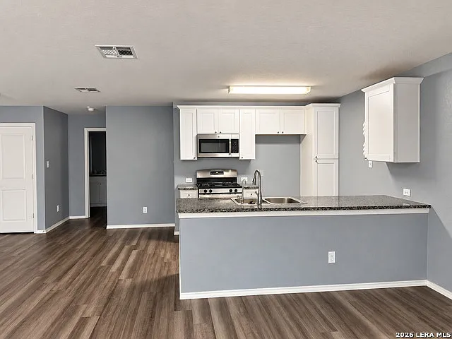 4 bed, 2.0 bath, 1902 sqft, $2,000 — Photo 2