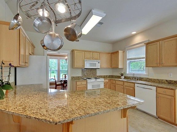 5th image of 207 Silverwood Ln