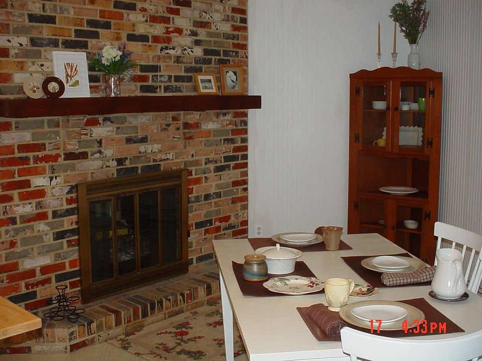 breakfast nook w/ fireplace