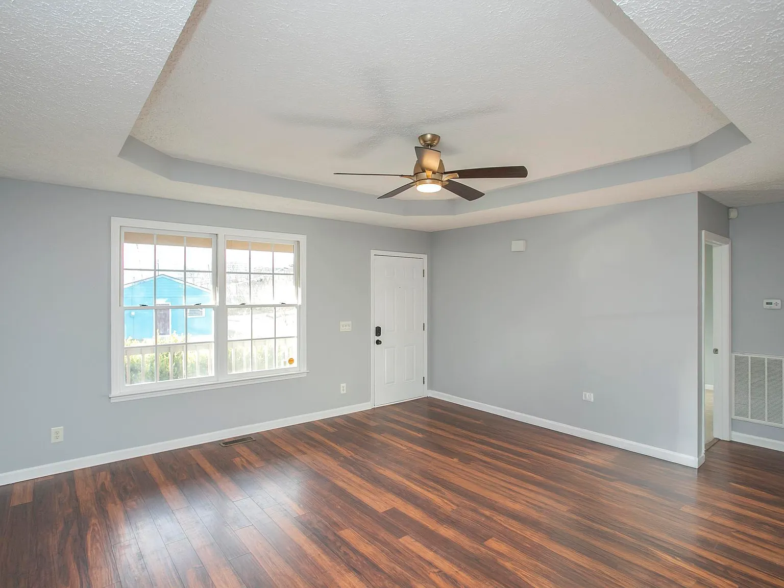3 bed, 1200 sqft, $2,400 — Photo 4