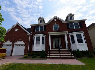 8 Sheller Dr, Monroe Township, NJ 08831