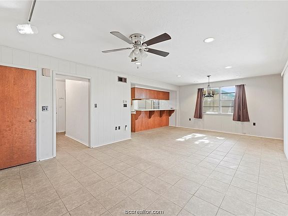 5th image of 19 Fairway Dr