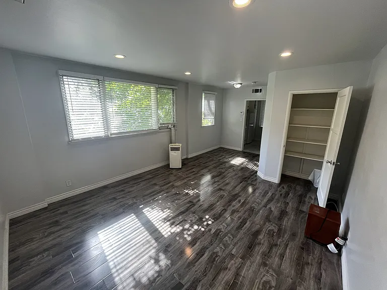 Oakhurst Apartments — Photo 17