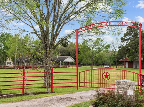 1940 Derby Ln, Madisonville, TX 77864