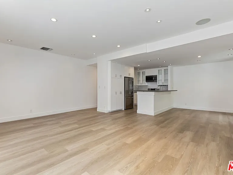 1100 Alta Loma Rd — Photo 11