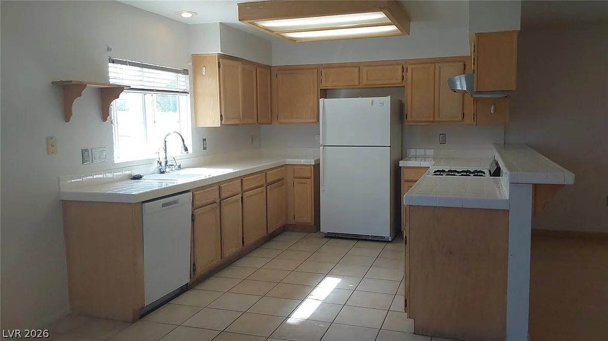3 bed, 2.5 bath, 1990 sqft, $2,445 — Photo 2