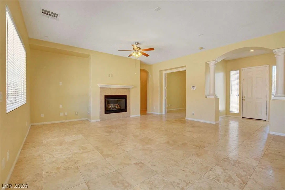 3 bed, 3.5 bath, 2409 sqft, $2,600 — Photo 4
