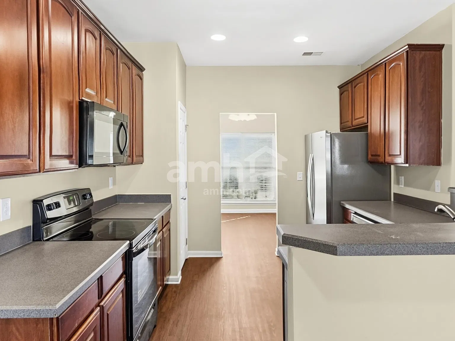 5 bed, 2.5 bath, 2819 sqft, $2,845 — Photo 4
