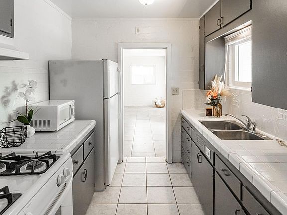 5th image of 223 W Lancaster Blvd #229