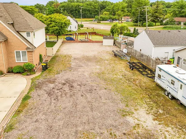 29050 Farwell Rd, Chesterfield, MI 48047