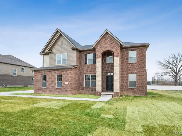 12185 Moore Ln, Washington, MI 48094