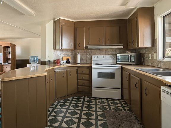 3rd image of 965 Churchill Dr