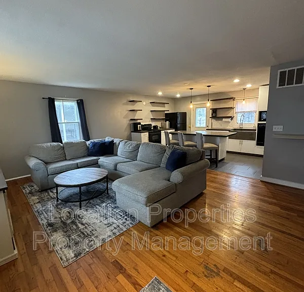 1418 W 22nd Ter — Photo 9
