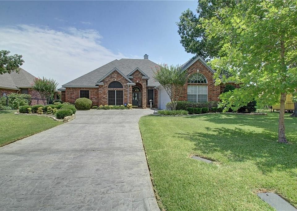 1st image of 902 Turnberry Dr
