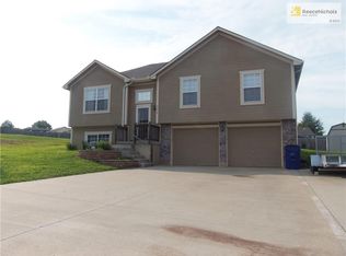 312 NE 5th St, Oak Grove, MO 64075
