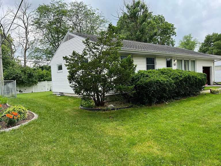 1905 Cypress Dr — Photo 3