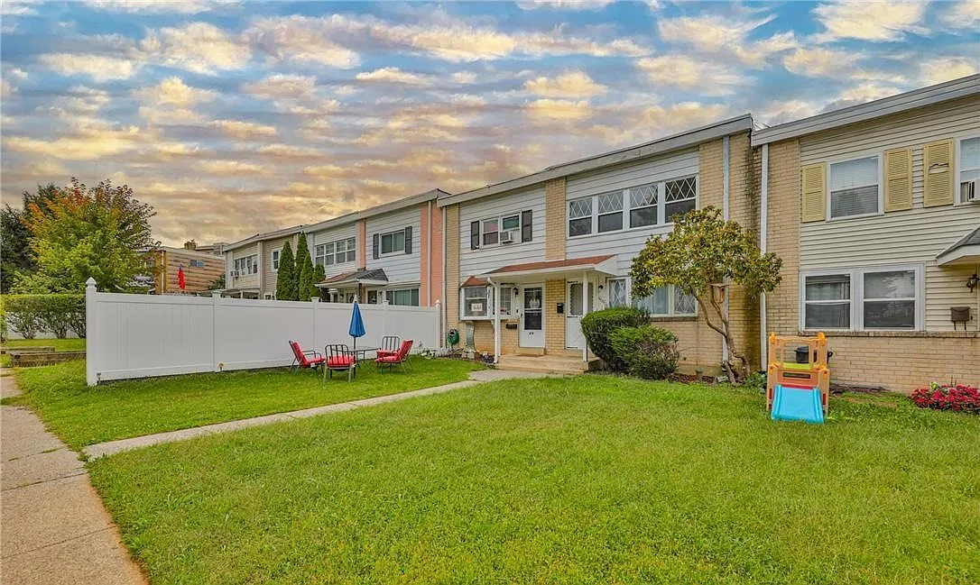 3 bed, 1.5 bath, 1402 sqft, $2,000 — Photo 3