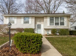 1192 Valley Stream Dr, Wheeling, IL 60090