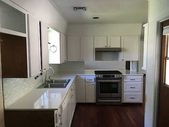 3rd image of 303 Elmwood Dr
