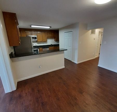 5th image of 5 Burlington Ct #1903