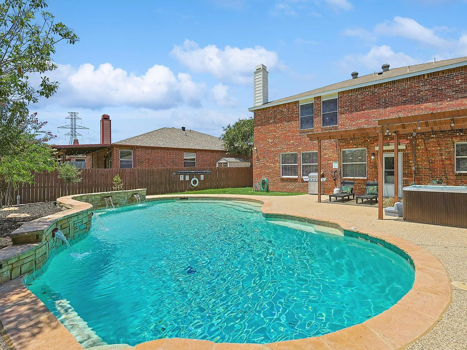 5 bed, 2.5 bath, 2427 sqft, $9,750 — Photo 2