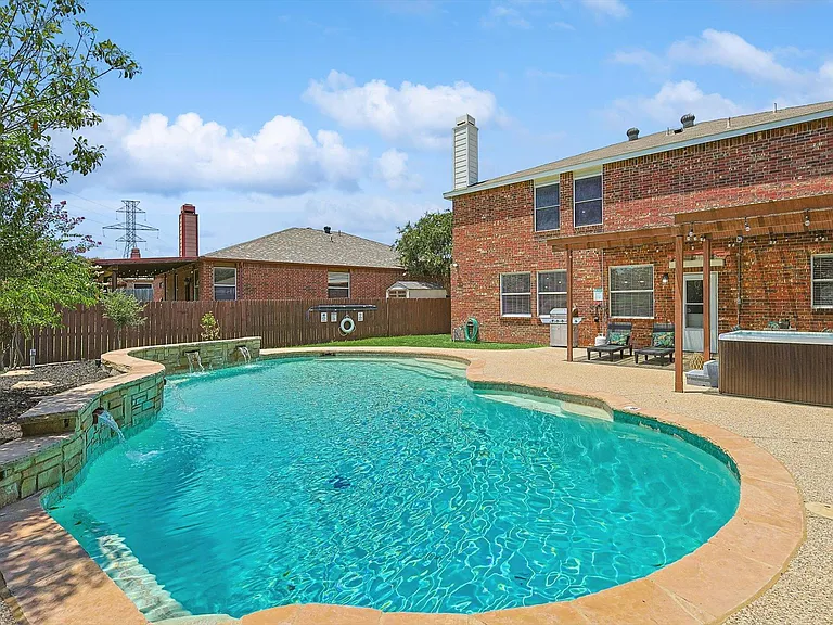 1049 Pullman Dr — Photo 2