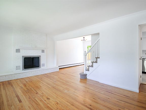 4th image of 102 Radcliff Dr