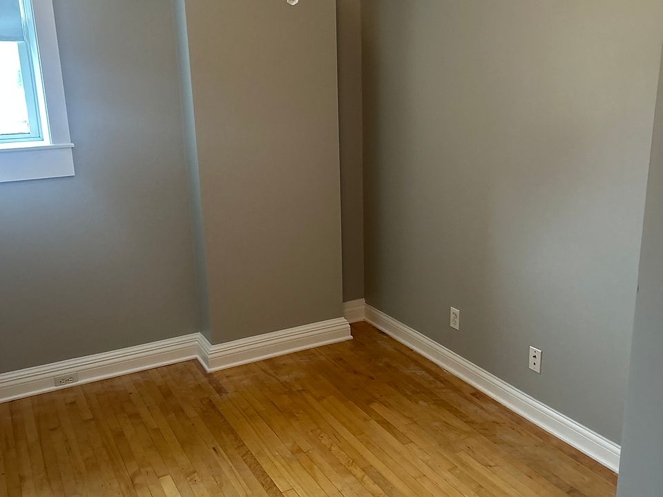 Bedroom fits a queen