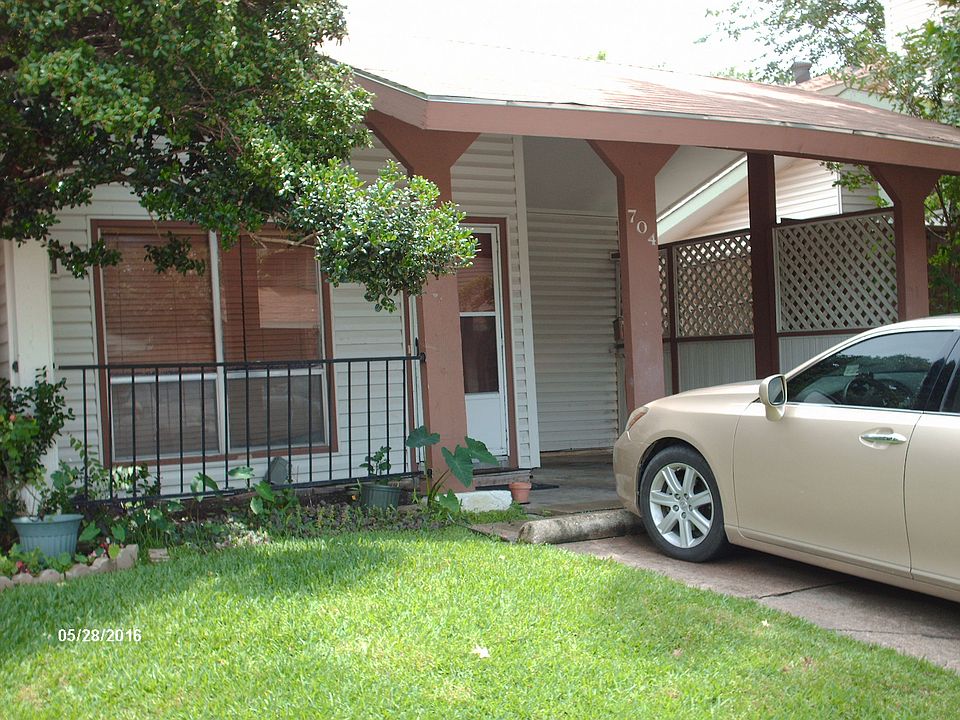 1st image of 704 Sceptre Cir